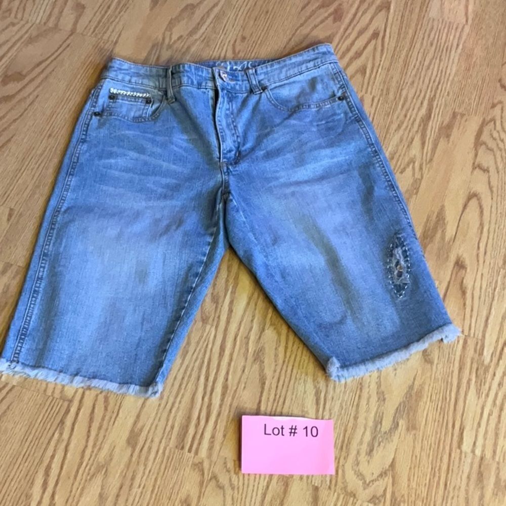 BEAU DAWSON size 6 denim capris with crystal embellishments